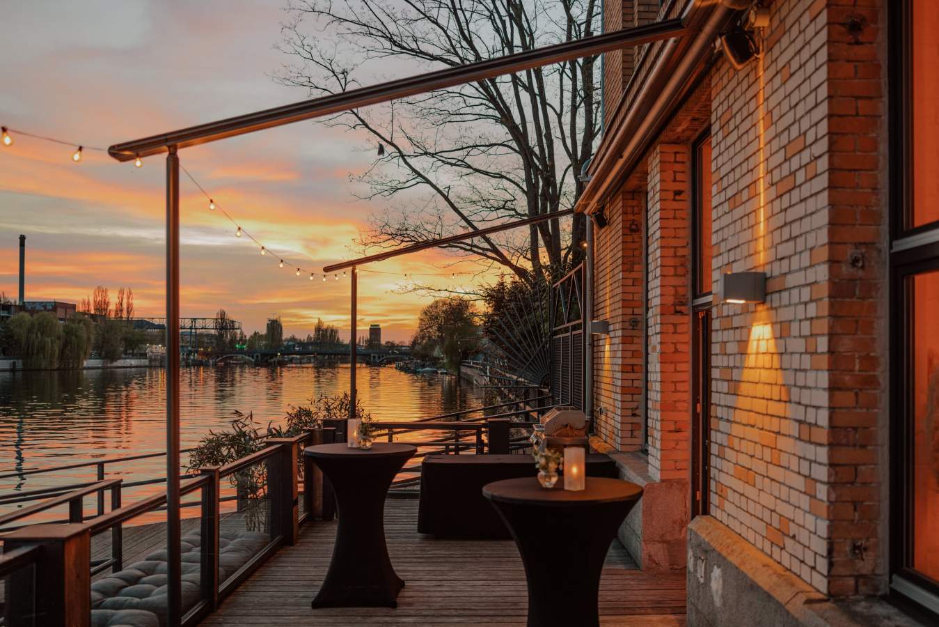 Alva Lounge an der Spree zur blauen Stunde mit Lichterketten (©WHITE Spreelounge)