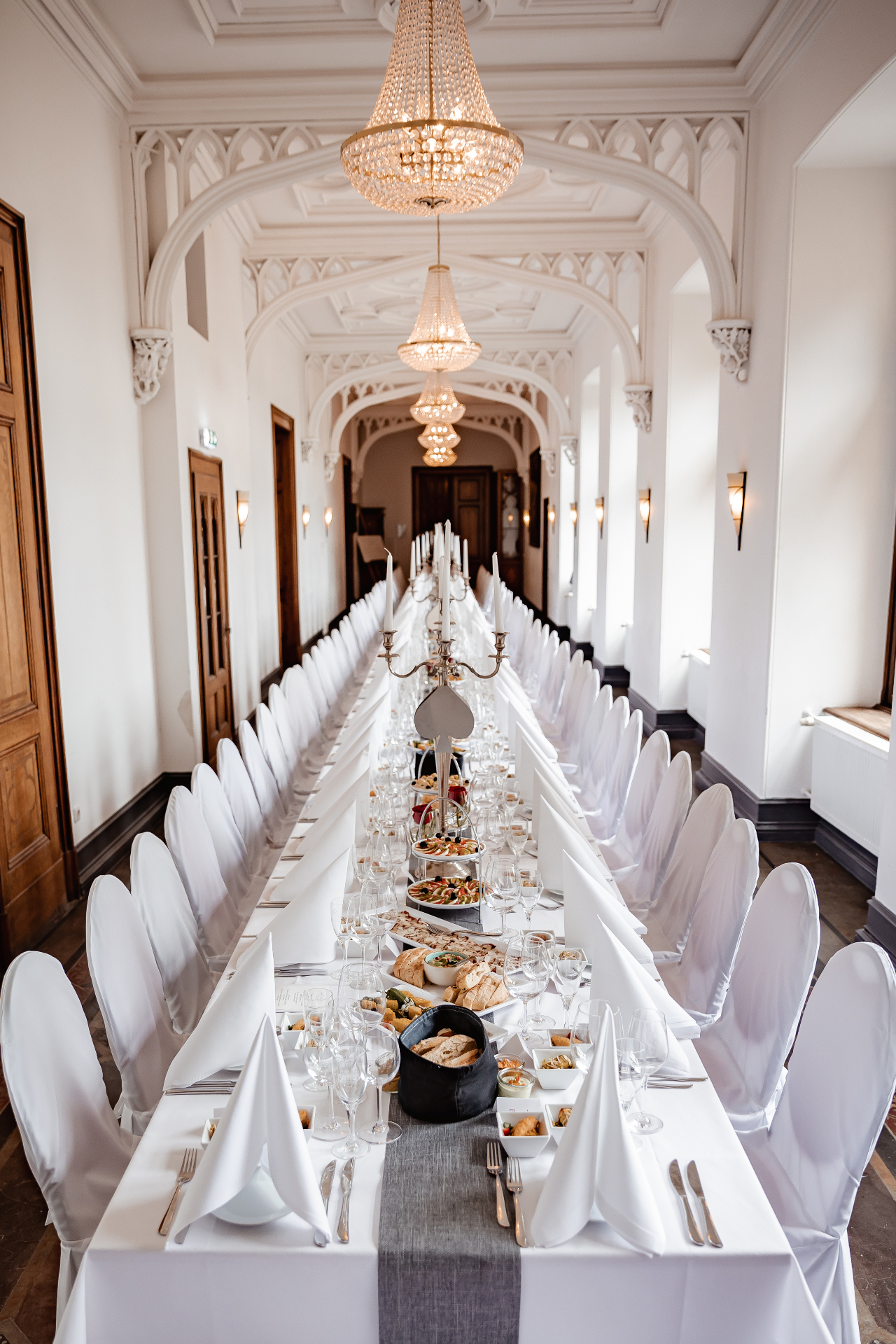 Elegante Tafel im historischen Flügel des Schlosses
