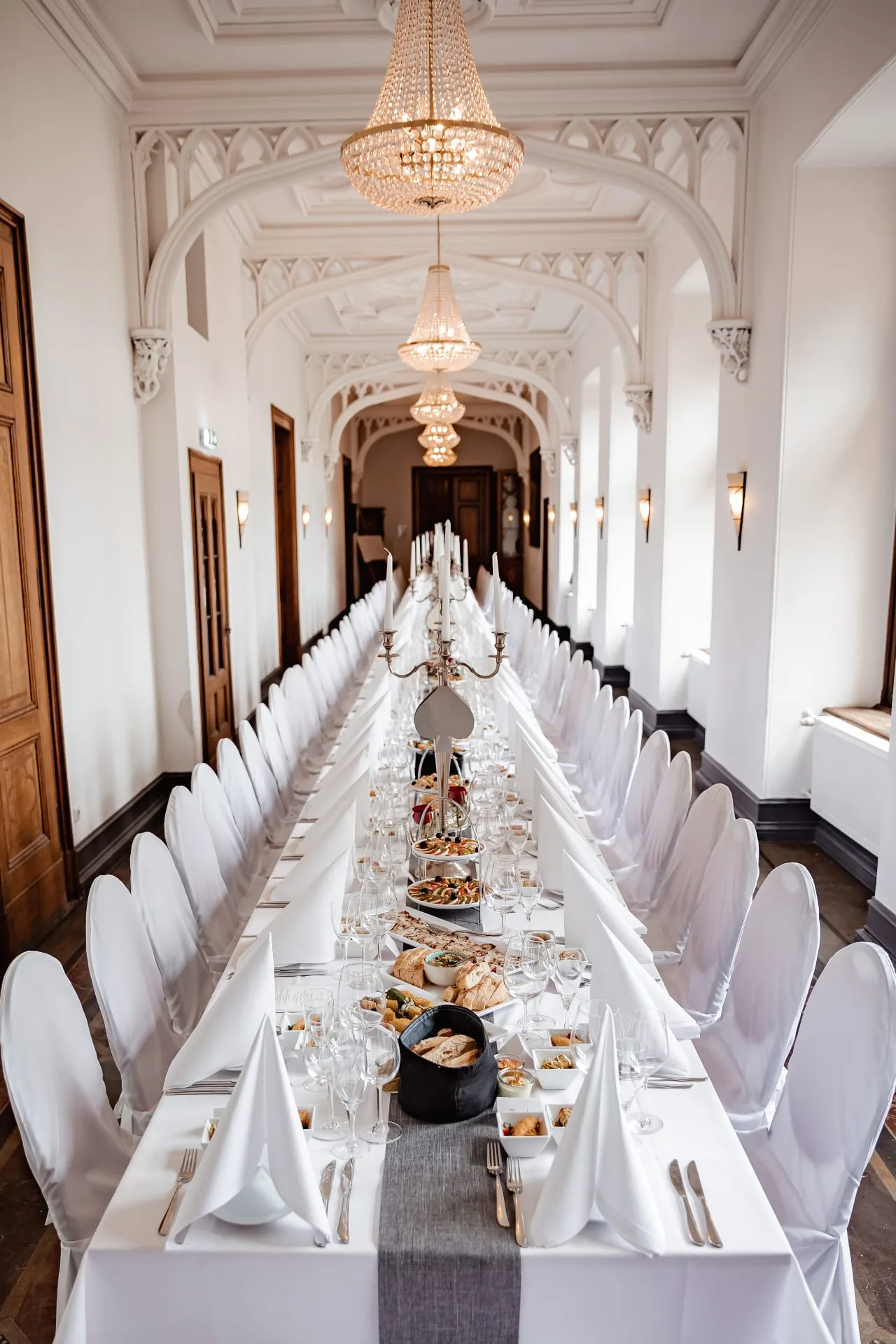 Elegante Tafel im historischen Flügel des Schlosses