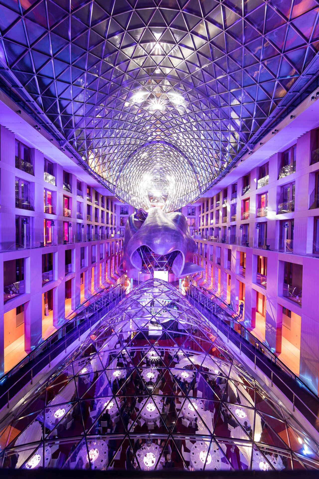 AXICA Atrium bei Nacht in Blau und Pink (©AXICA)