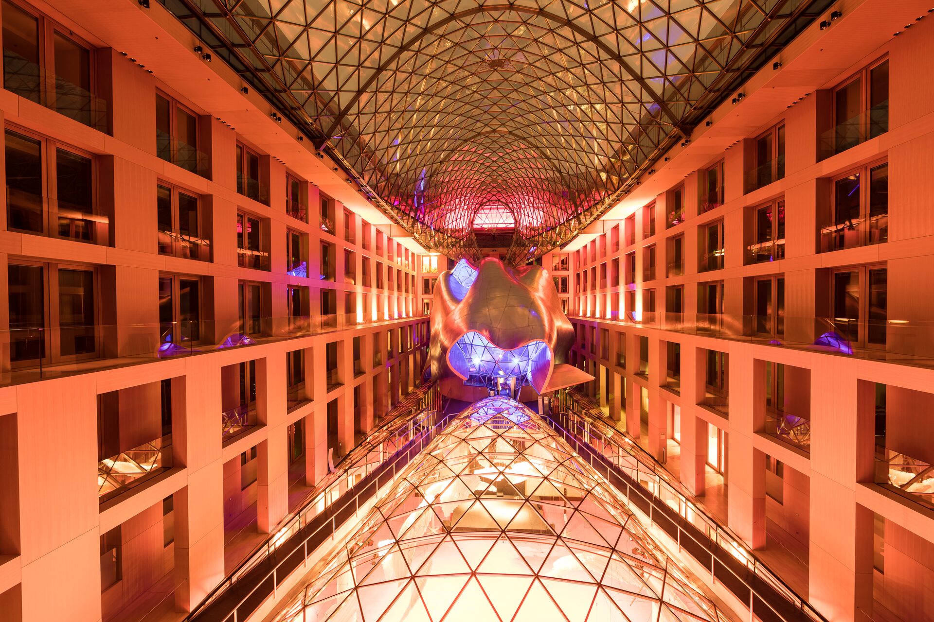 AXICA Atrium in warmem Abendlicht (©AXICA)