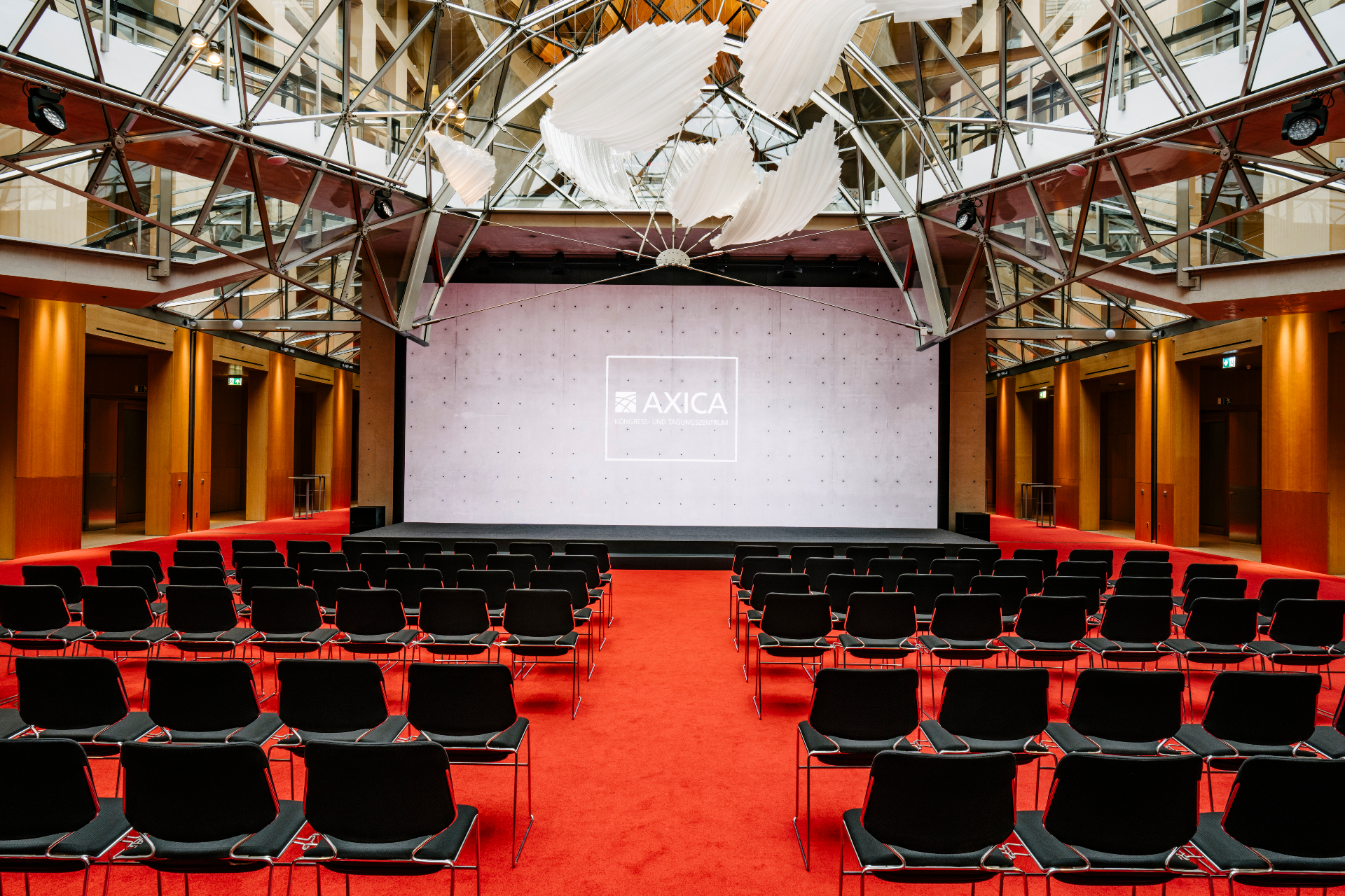 AXICA Atrium am Tag – Glaskuppel und Gehry-Skulptur (©AXICA)