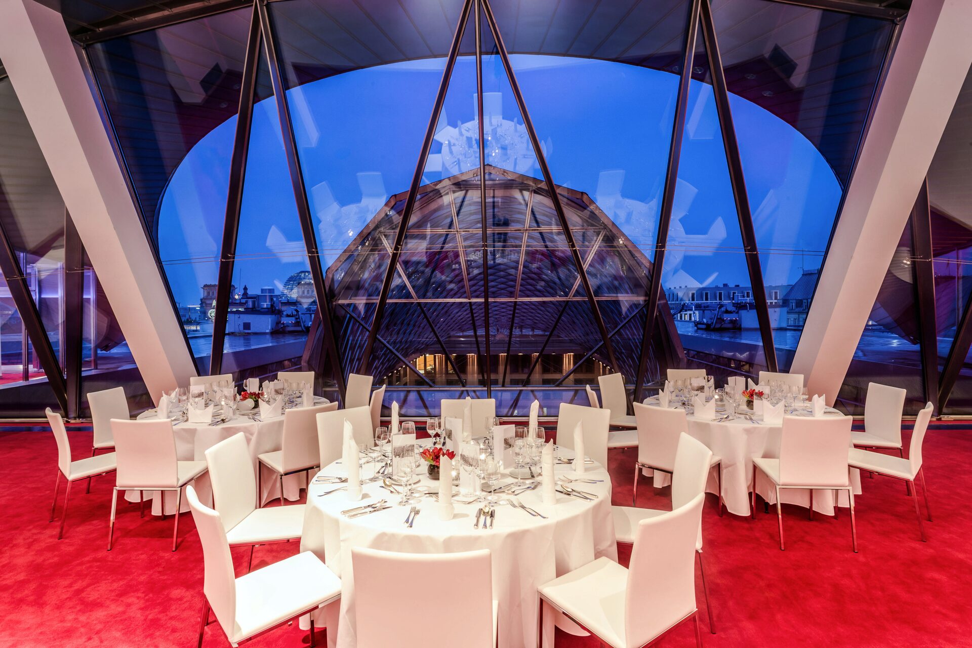 AXICA Sky Lobby mit Galadinner zur blauen Stunde (©AXICA)