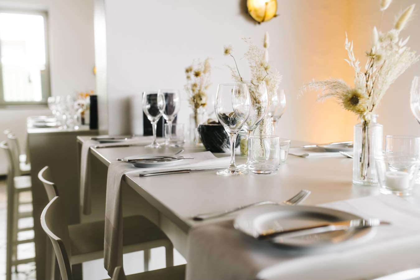 Genussprobe – elegant gedeckte Tafel mit Trockenblumen (©WHITE Spreelounge)