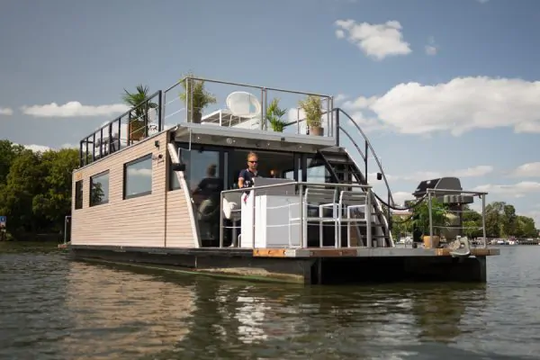 Hauptstadtfloß – Eventboot mit Dachterrasse