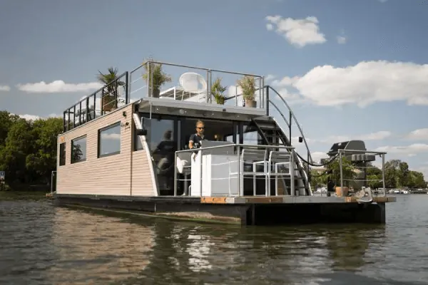 Hauptstadtfloß – Eventboot mit Dachterrasse