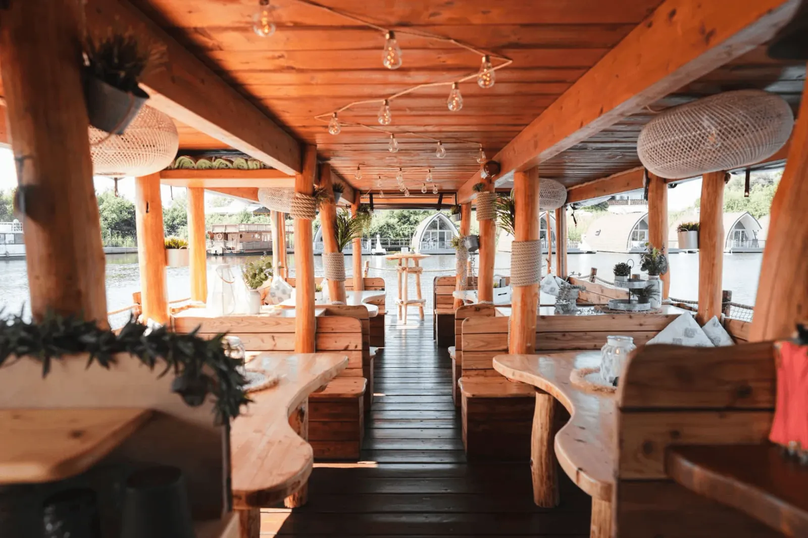 Hauptstadtfloß – Gemütliches Holz-Interieur auf dem Boot