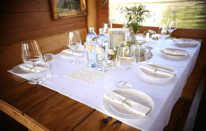 Hauptstadtfloß – Festlich gedeckter Tisch an Bord