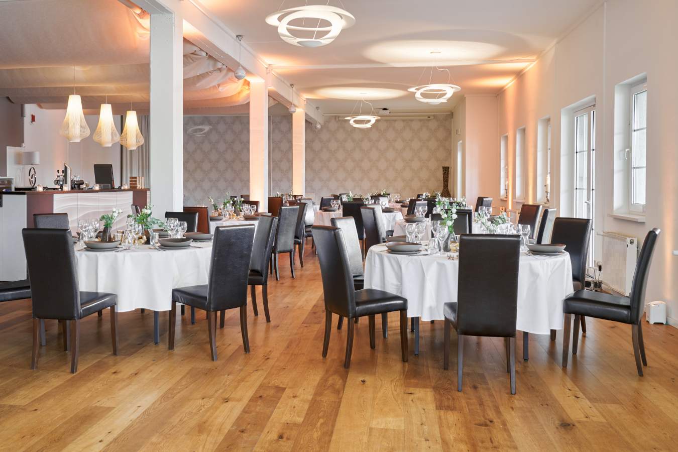 Lichtermeer – stimmungsvoller Dinner-Bereich mit gedeckten Tafeln (©WHITE Spreelounge)