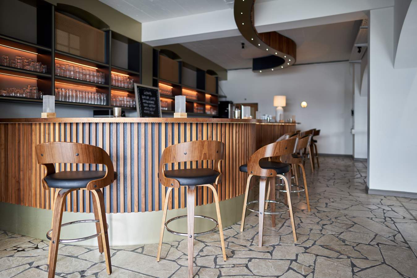 Lighthouse Café – Bar mit Holzdesign und Barhockern (©WHITE Spreelounge)