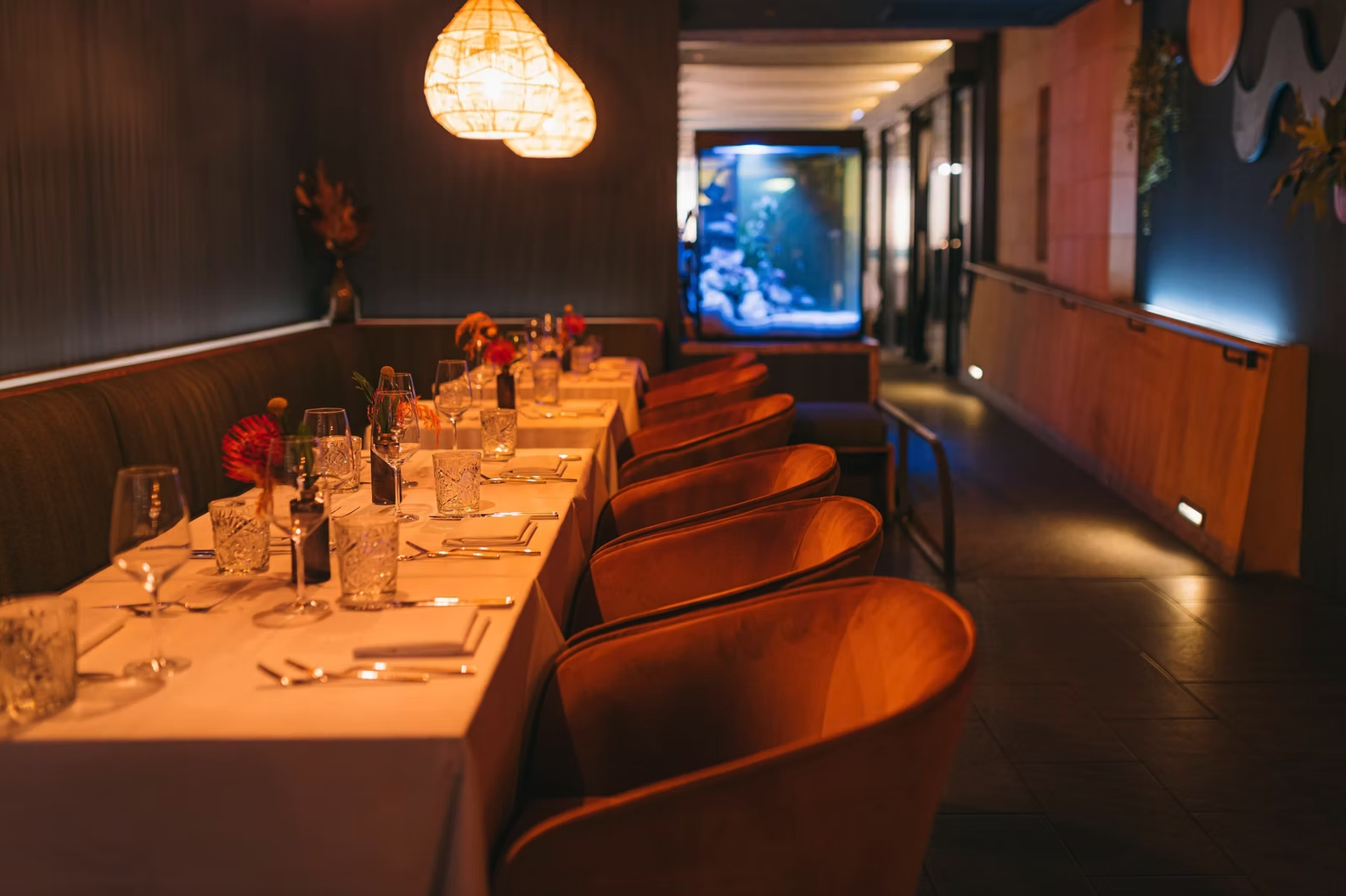 RIVO – Intimer Dinner-Bereich mit Aquarium und warmer Atmosphäre