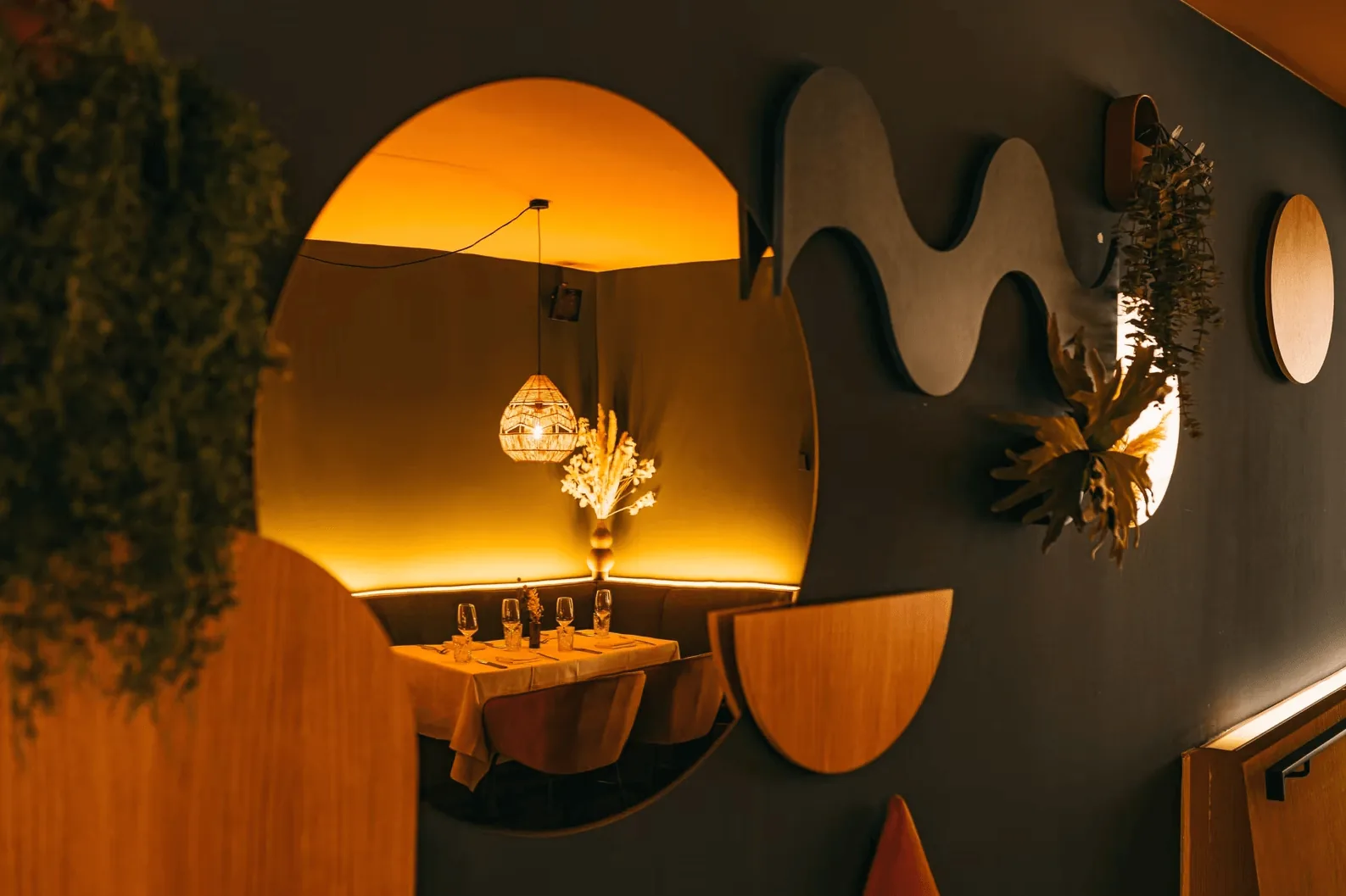 RIVO – Elegantes Separée mit stimmungsvoller Beleuchtung