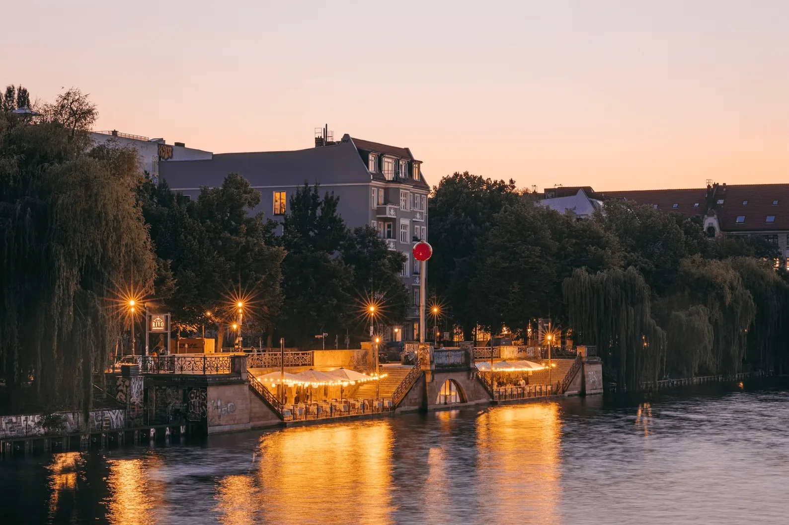 RIVO – Blick auf das Restaurant am Spreeufer bei Sonnenuntergang