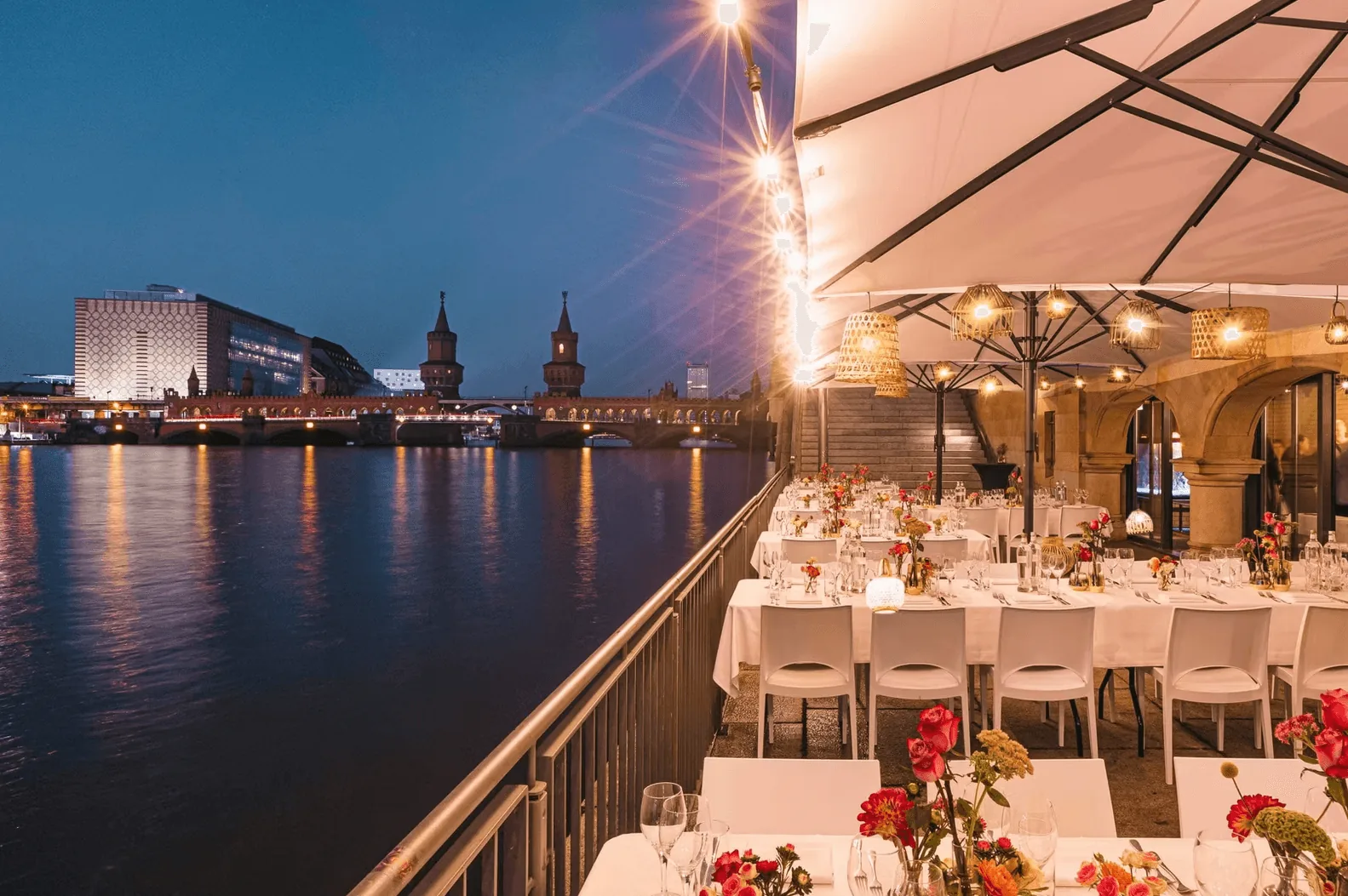 RIVO – Abendliche Terrasse an der Spree mit Oberbaumbrücke im Hintergrund
