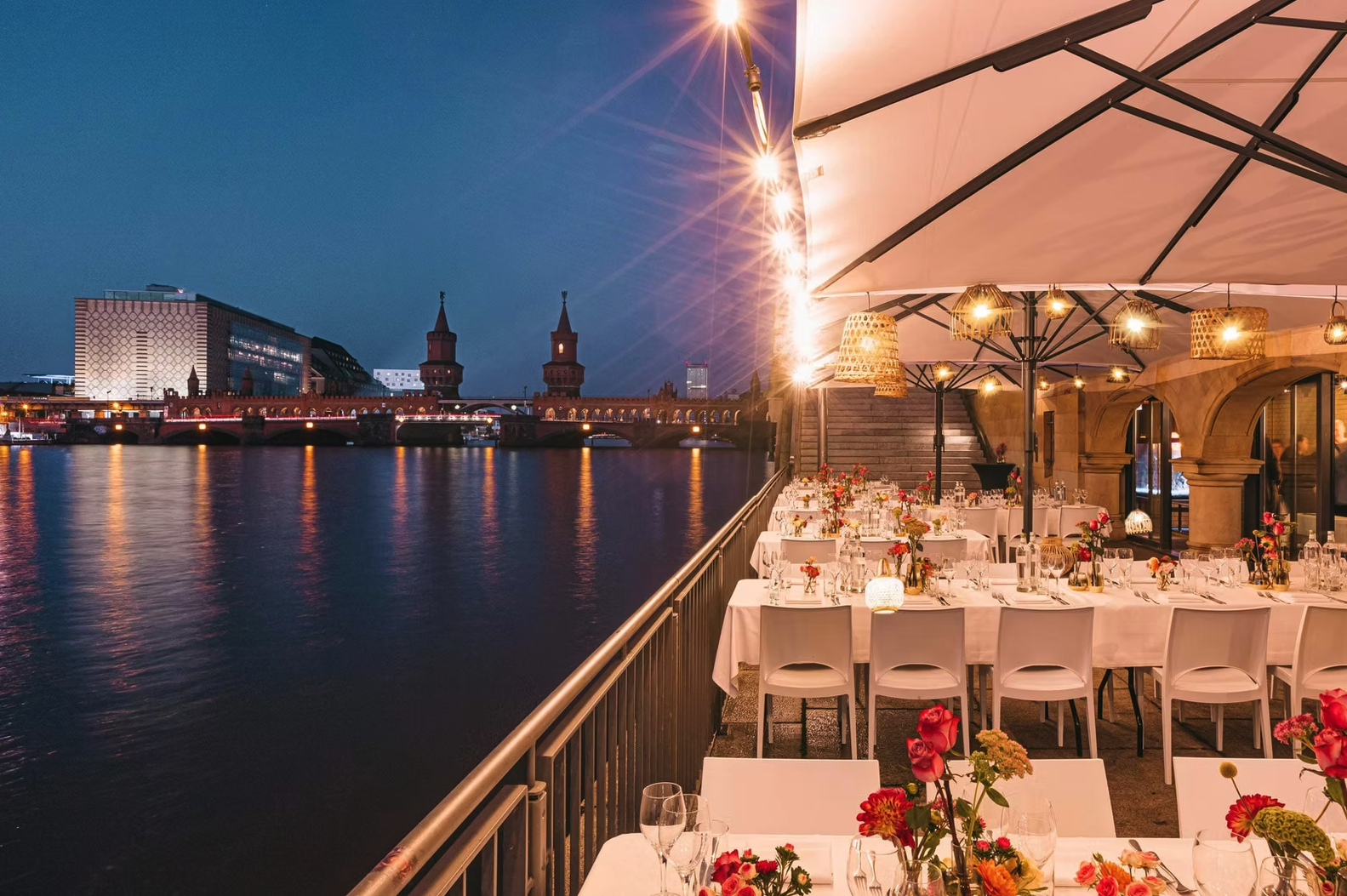 RIVO – Abendliche Terrasse an der Spree mit Oberbaumbrücke im Hintergrund