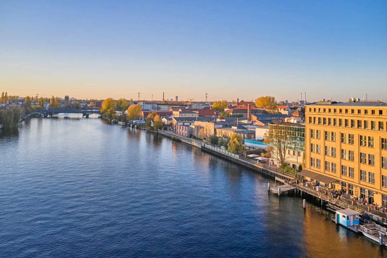 WHITE Spreelounge – Luftaufnahme der Location an der Berliner Spree (©WHITE Spreelounge)