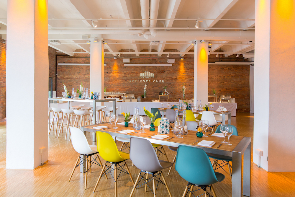 Spreespeicher Dinner-Setup mit bunten Stühlen